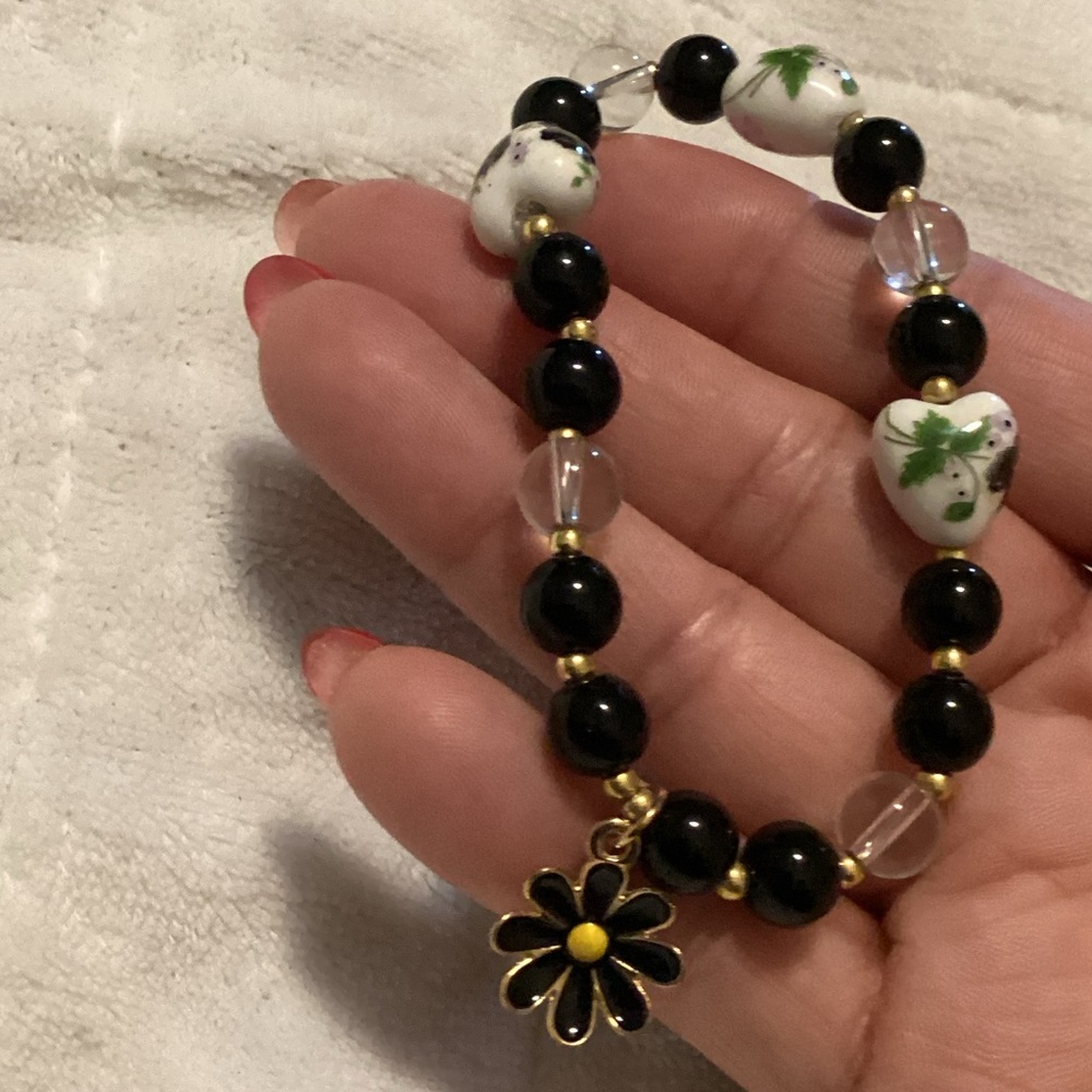 Elegant Black and White Beaded Bracelet - Picture 3 of 4